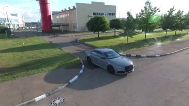 Araba yolda gidiyor.