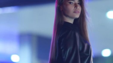 Neon ışığının arka planında bir kız