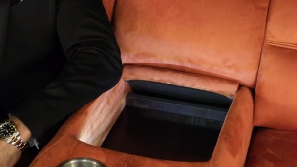 Mann in klassischer Jacke auf Sofa — Stockvideo