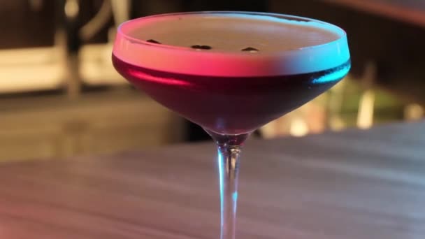 Cocktails an der Bar zubereiten — Stockvideo