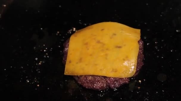 Rzemieślnicze burger gotowanie mięsa wołowego Filmiki Stockowe bez tantiem