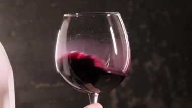Barda kokteyl yapan şarap.