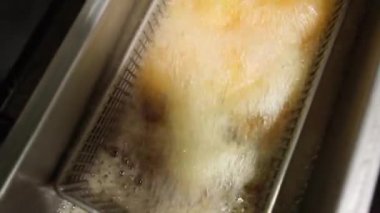 Şef karides pişiriyor.