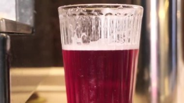 Bira barda kokteyl yapıyor.