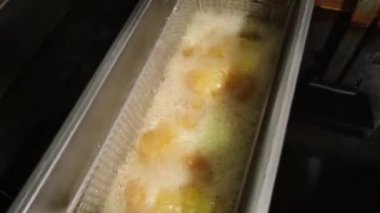 Şef karides pişiriyor.