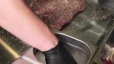 Sigara tiryakisinde göğüs eti pişirmek