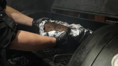 Sigara tiryakisinde göğüs eti pişirmek