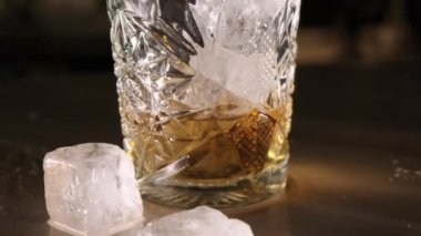 Viski barda kokteyl yapıyor.