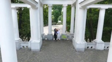 Çimlerin üzerinde dinlenen çift