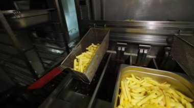 Kızarmış patates kızartması pişirmek.