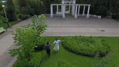 Çimlerin üzerinde dinlenen çift