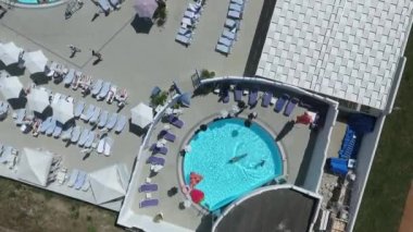 Sıcak bir günde havuz partisi