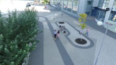 Şehirdeki bir köprüde duran çift