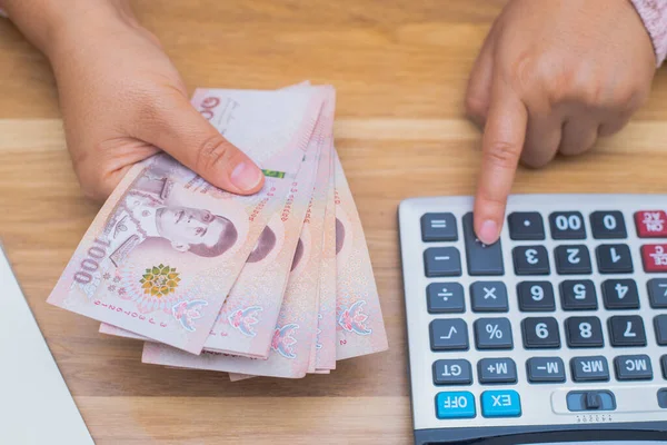 Primer Plano Mujer Asiática Con Calculadora Contando Dinero Mujer Calcular — Foto de Stock