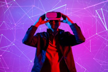 Metaverse dijital siber dünya teknolojisi, sanal gerçeklik VR gözlüklü adam AR artırılmış gerçeklik oyunu ve eğlence oynuyor.