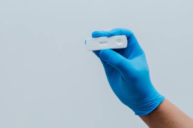 Kendi elimle SARS CoV-2 hızlı antijen test kiti ile Covid-19 negatif test sonuçlarını gösteriyorum.