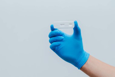 Kendi elimle SARS CoV-2 hızlı antijen test kiti ile Covid-19 negatif test sonuçlarını gösteriyorum.