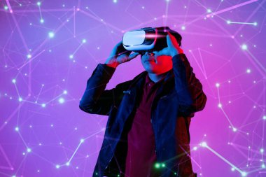 Metaverse dijital siber dünya teknolojisi, sanal gerçeklik VR gözlüklü adam AR artırılmış gerçeklik oyunu ve eğlence oynuyor.