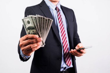 Takım elbiseli bir işadamının elinde birkaç yüz dolarlık banknotlar var. Finans kavramı.