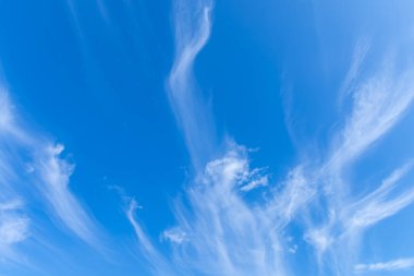 Gökyüzü mavi, bulutlar güzel, garip şekilli çizgiler.