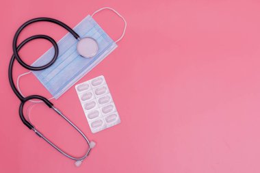 Pembe arka planda mavi hata