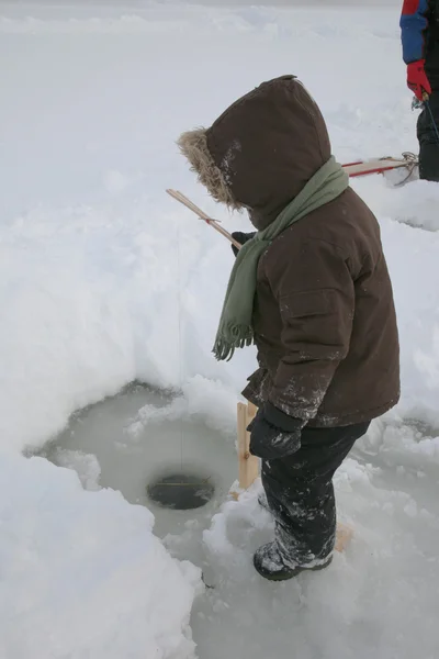 Petit garçon pêche sur glace — Photo