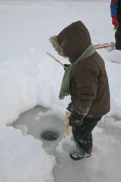 Petit garçon pêche sur glace Images De Stock Libres De Droits