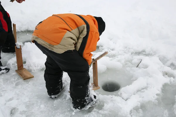 Ragazzo pesca sul ghiaccio focalizzata Immagine Stock