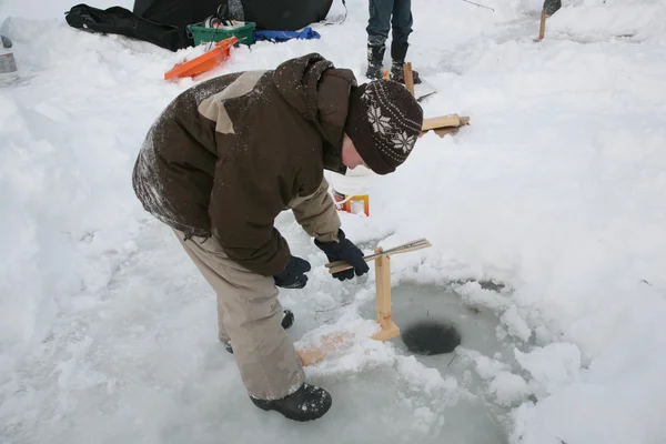 Jongen ijs visserij — Stockfoto