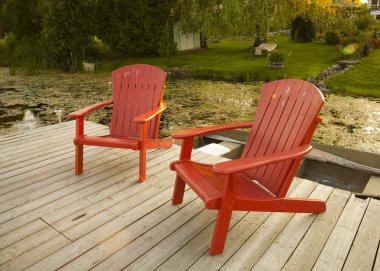 Kırmızı adirondack sandalyeler