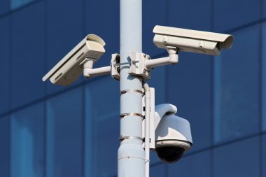 sokak pilon üzerinde üç cctv güvenlik kameraları