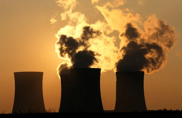 Torres de refrigeración de la central nuclear durante la puesta del sol — Foto de Stock