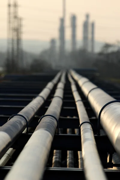 Tubo com petróleo bruto indo para a refinaria — Fotografia de Stock