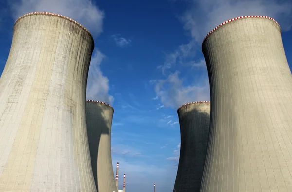 Охлаждающая башня АЭС — стоковое фото