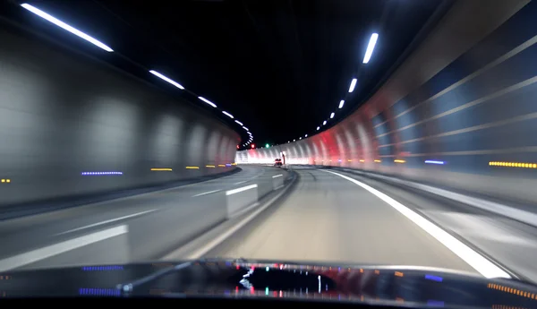 Voorkant van de auto in de tunnel — Stockfoto