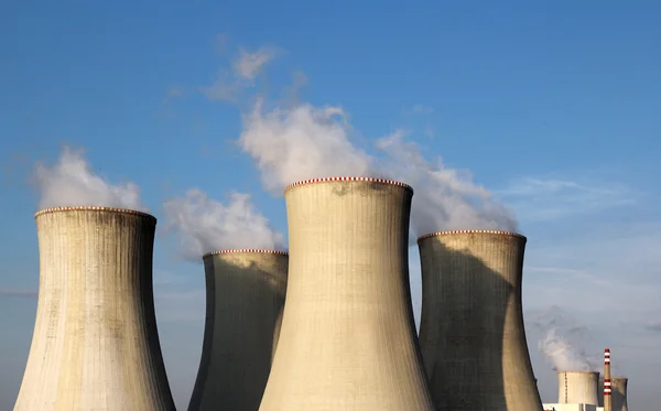 Vista de las torres de las centrales nucleares y el cielo —  Fotos de Stock