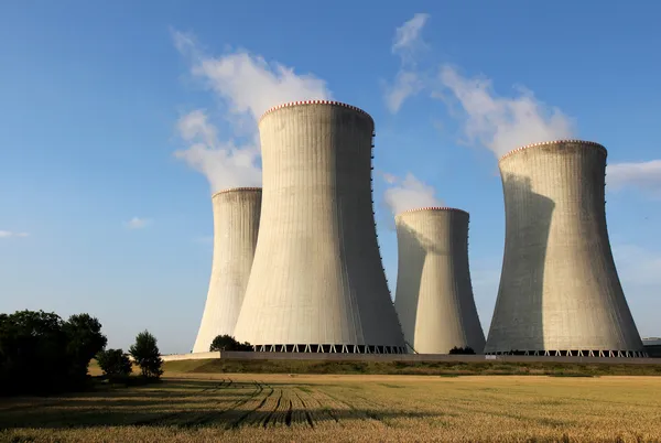 Vista das torres da central nuclear — Fotografia de Stock
