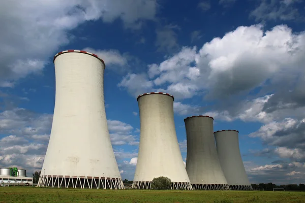 Quatro torres de refrigeração de usina de carvão — Fotografia de Stock