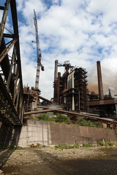 鋼鉄高炉ヨーロッパ工場での作業 — ストック写真