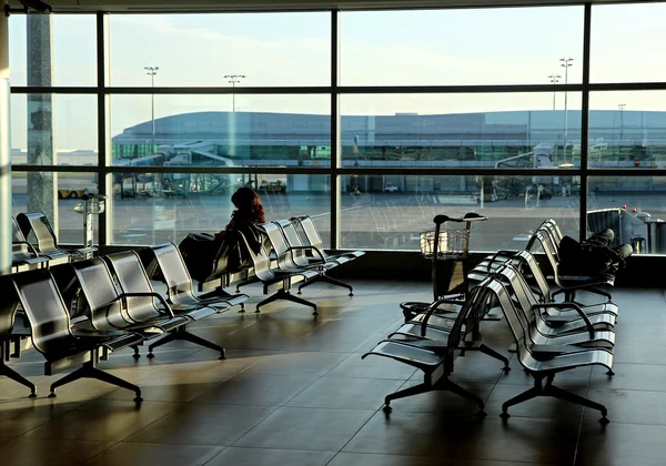 Assentos vazios no novo edifício do hall do aeroporto — Fotografia de Stock