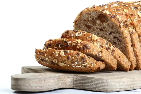 Brot auf Holzbrett schneiden — Stockfoto