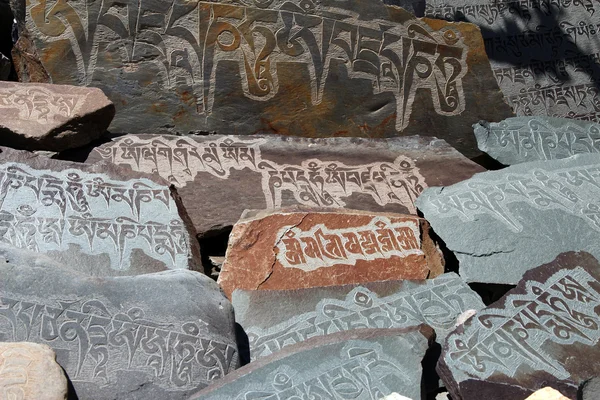 Detail van schriftelijke mantra op boeddhistische mani-stenen — Stockfoto