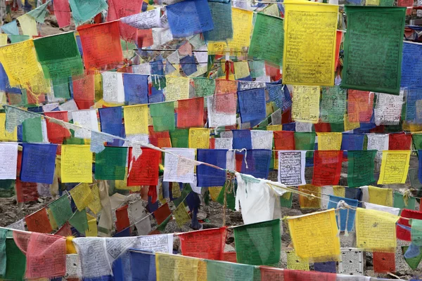 Drapeaux tibétains bouddhistes pour fond — Photo