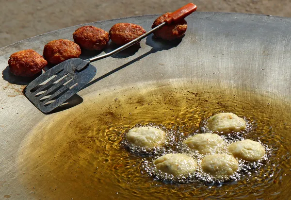 Aardappel bal diepe bak in olieverf op de pan — Stockfoto