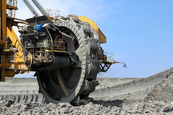 Detalle de rueda de minería en mina de carbón marrón — Foto de Stock