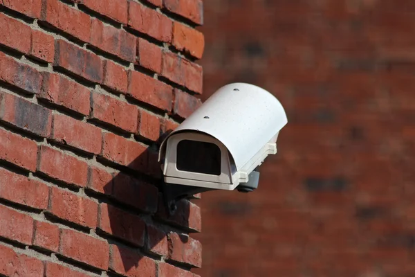 Cctv bewakingscamera op bakstenen muur gevel — Stockfoto