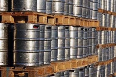 ahşap paletler üzerinde çelik fıçı stokunun