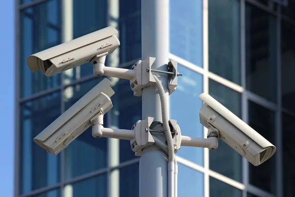 Tres cámaras de seguridad cctv en el pilón de la calle —  Fotos de Stock