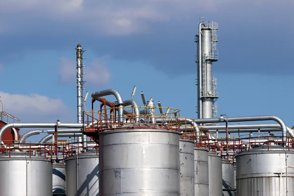 Ocelové nádrže a potrubí v rafinerii ropy — Stock fotografie