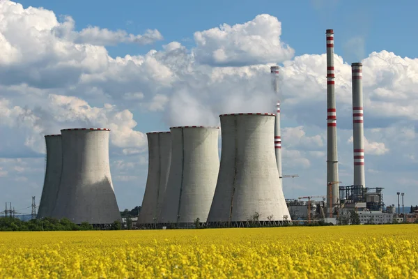 Coolin torre y chimenea de la central eléctrica de carbón sobre el campo amarillo — Foto de Stock